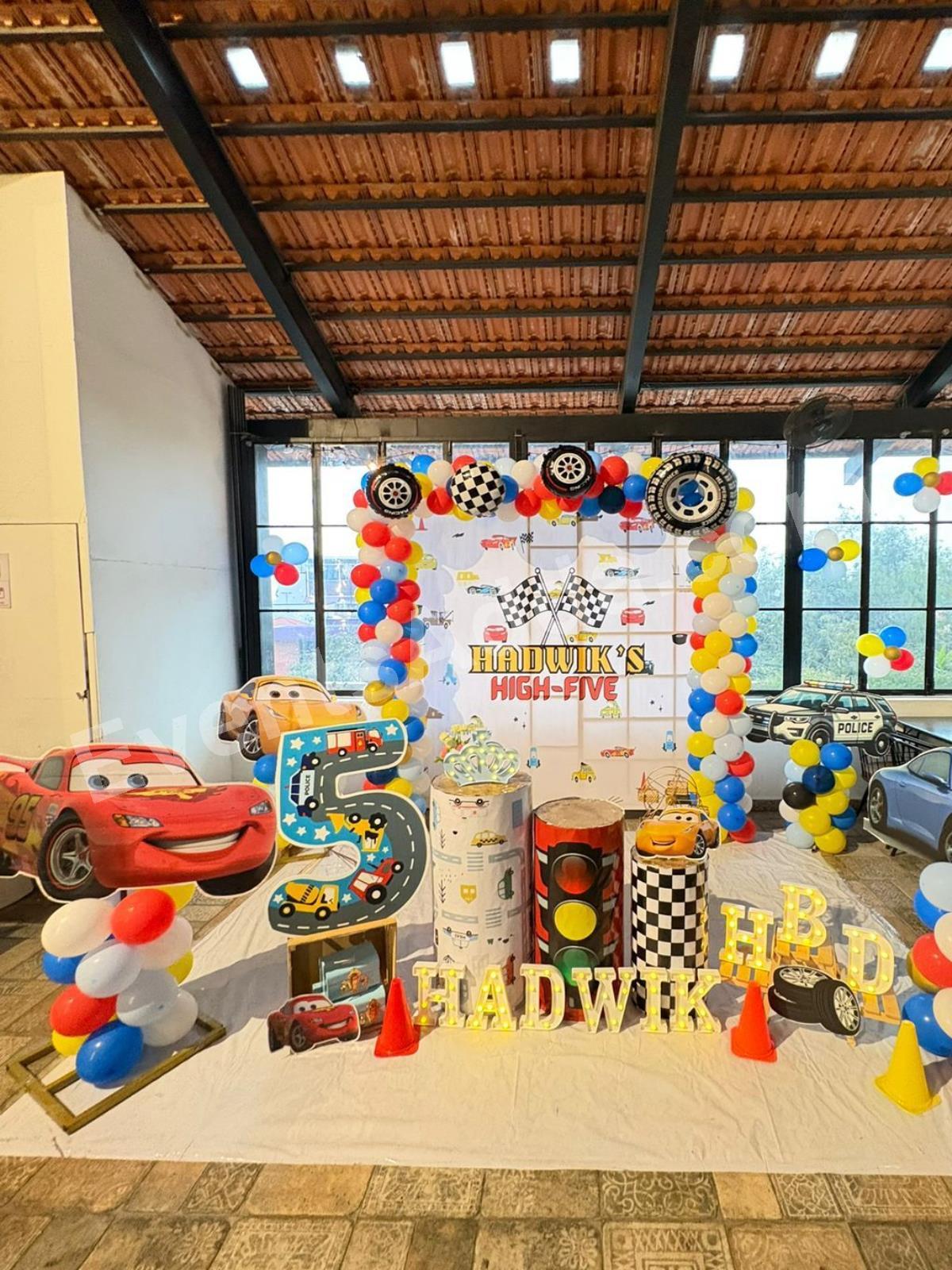 cars-racing-theme-5th-birthday-decoration-3.jpg