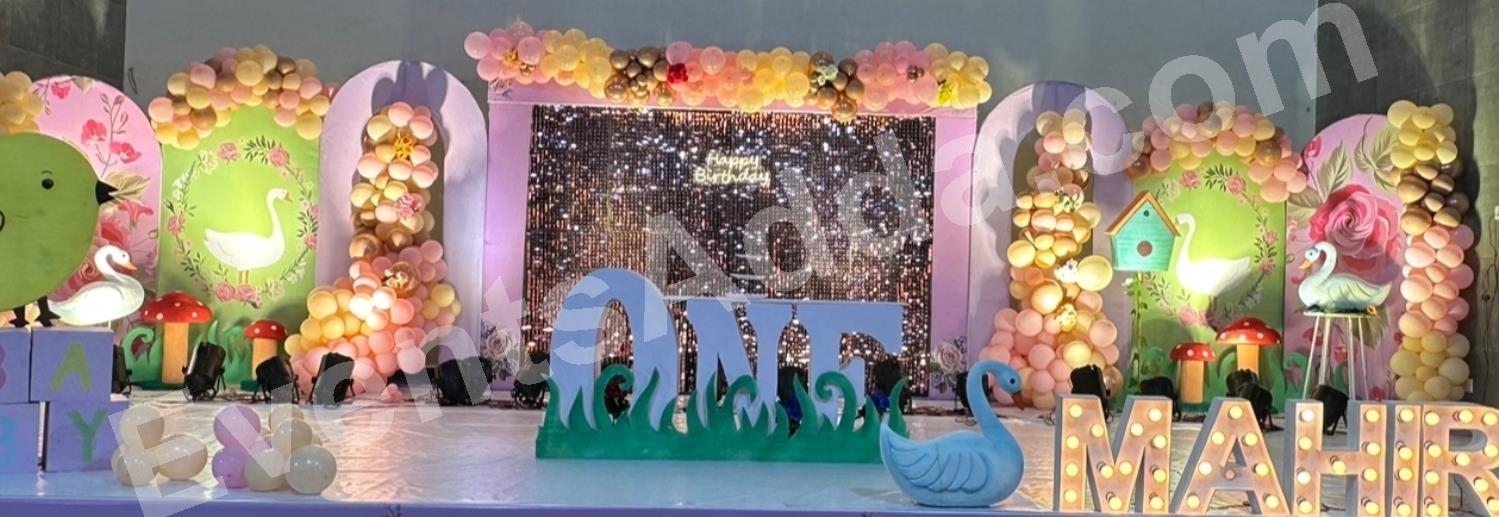 elegant-swan-garden-first-birthday-decoration-2.jpg