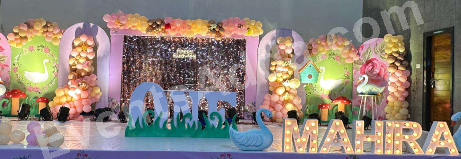 elegant-swan-garden-first-birthday-decoration-4.jpg