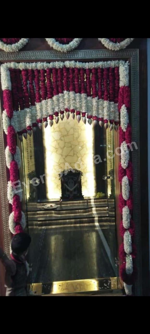 elegant-white-and-magenta-floral-doorway-decoration-2.jpg