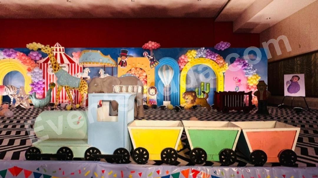 grand-carnival-animal-safari-birthday-decoration-2.jpg