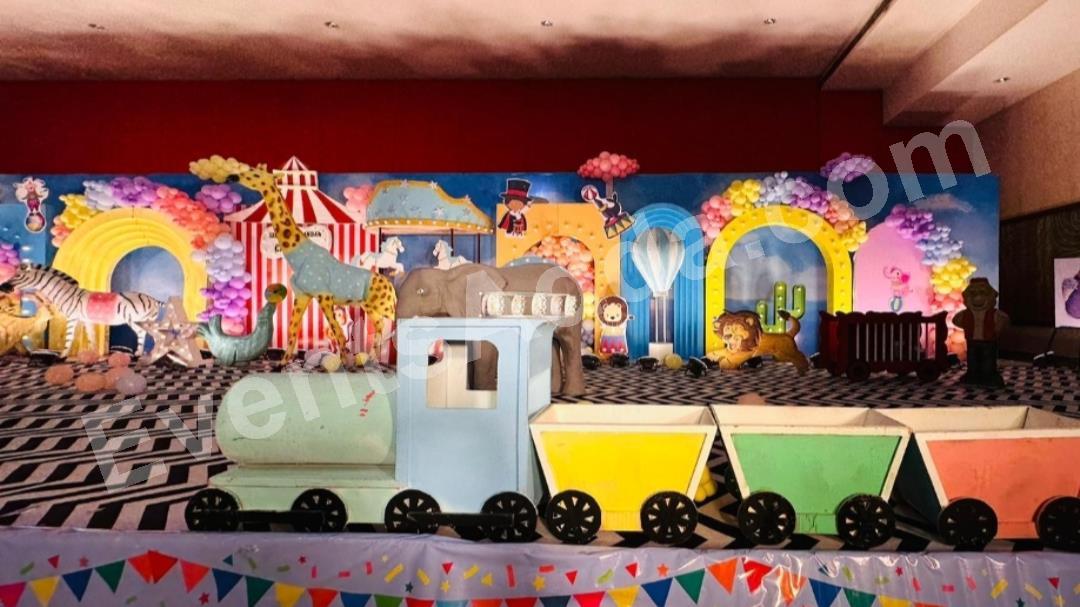 grand-carnival-animal-safari-birthday-decoration-3.jpg