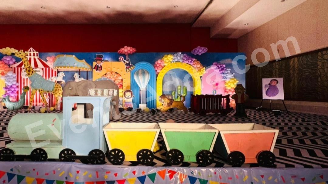 grand-carnival-animal-safari-birthday-decoration-4.jpg