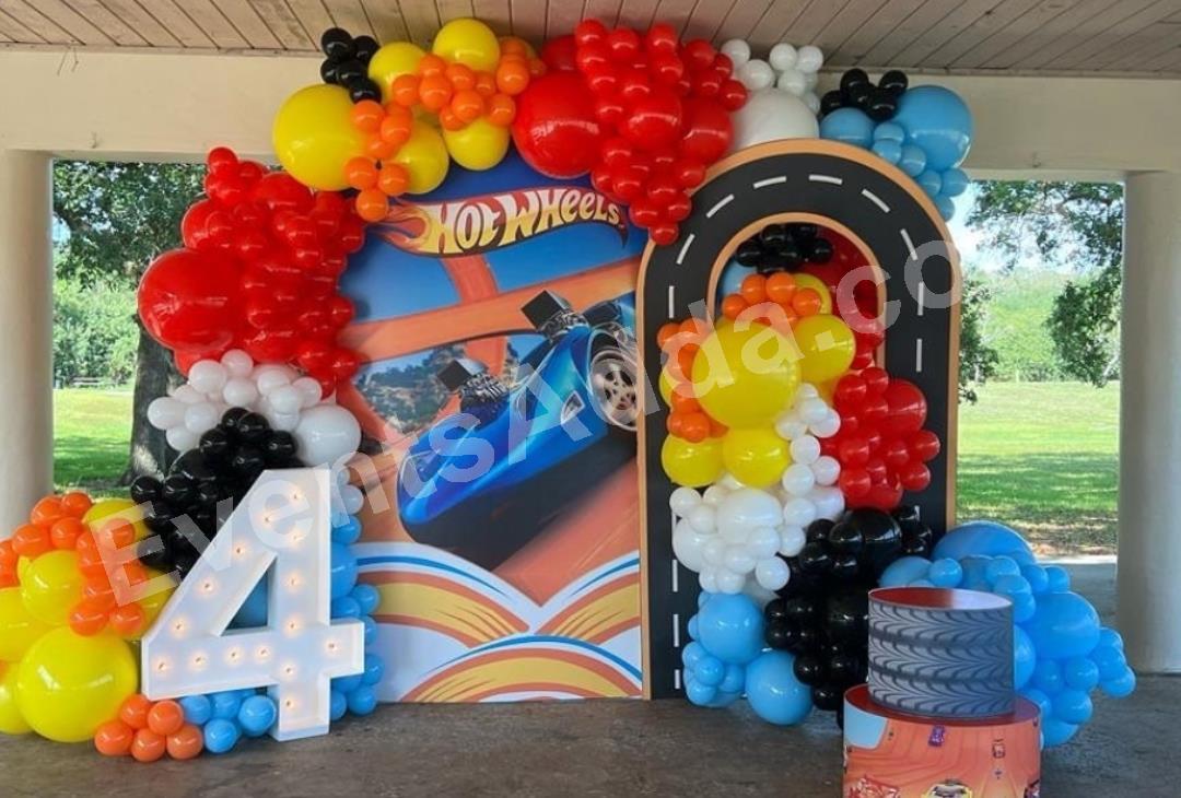 hot-wheels-race-track-4th-birthday-decoration-2.jpg