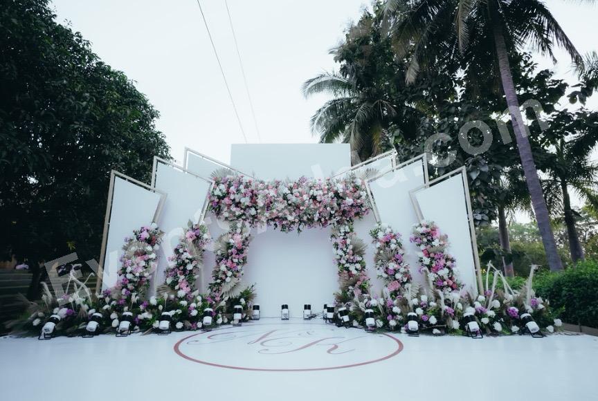modern-floral-panel-reception-stage-decoration in Kolkata