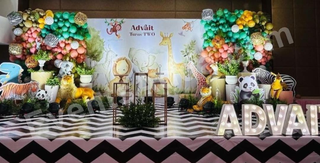 modern-jungle-safari-birthday-decoration-2.jpg