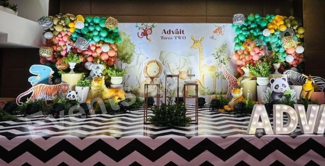 modern-jungle-safari-birthday-decoration-3.jpg