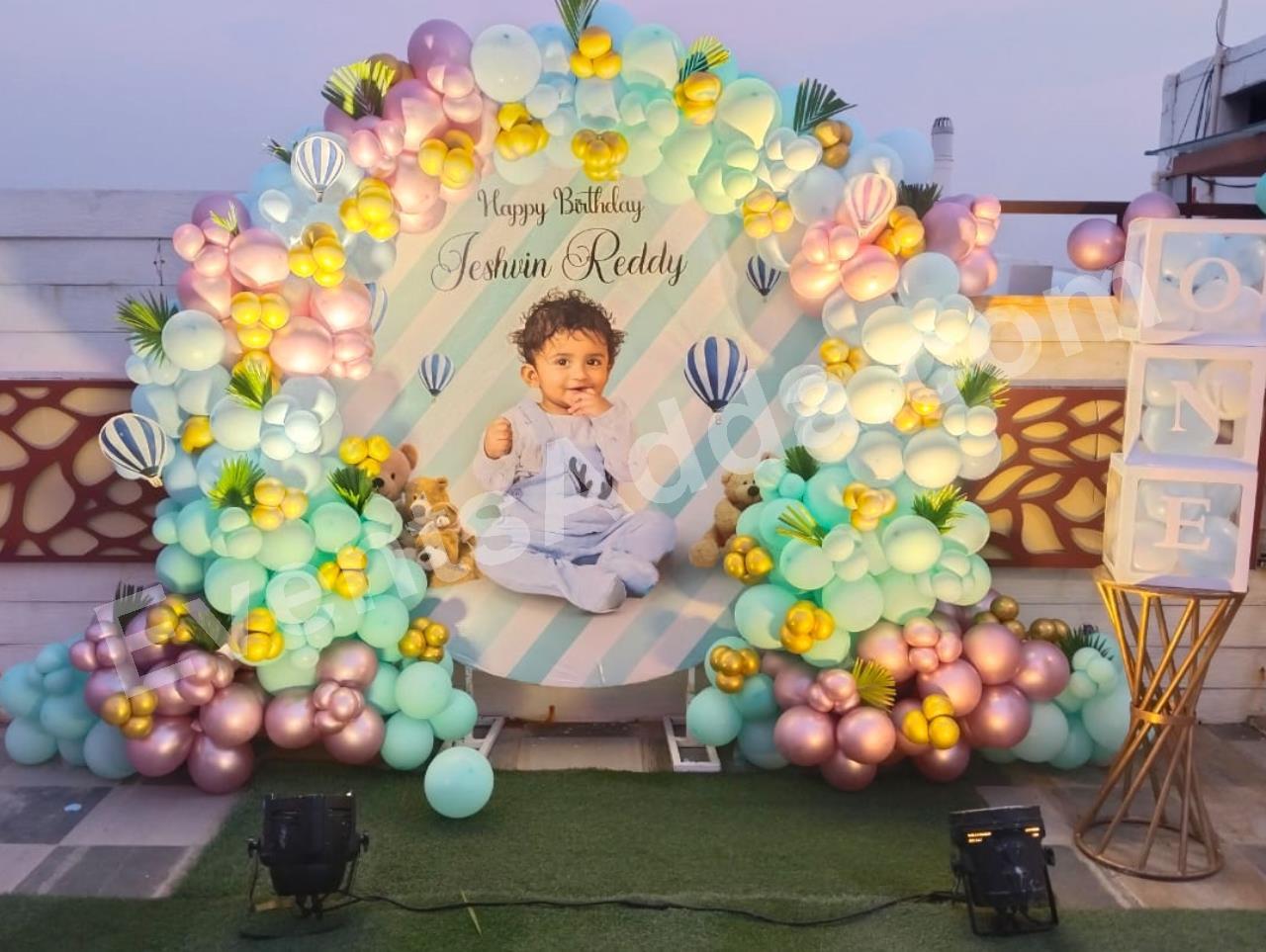 pastel-hot-air-balloon-first-birthday-decoration-2.jpg