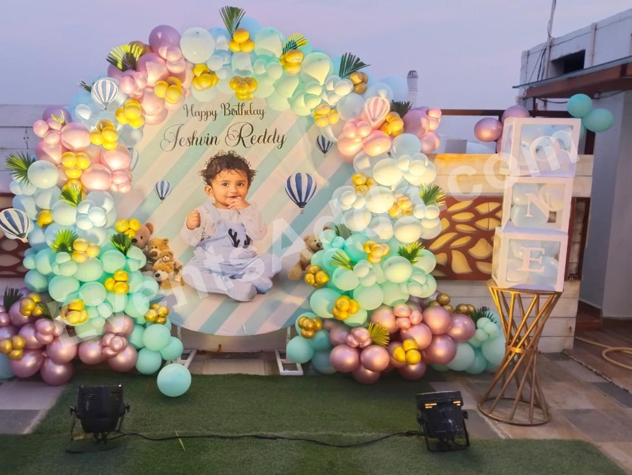 pastel-hot-air-balloon-first-birthday-decoration-4.jpg