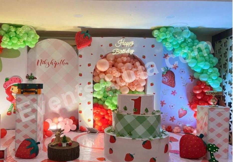 sweet-strawberry-first-birthday-decoration-4.jpg