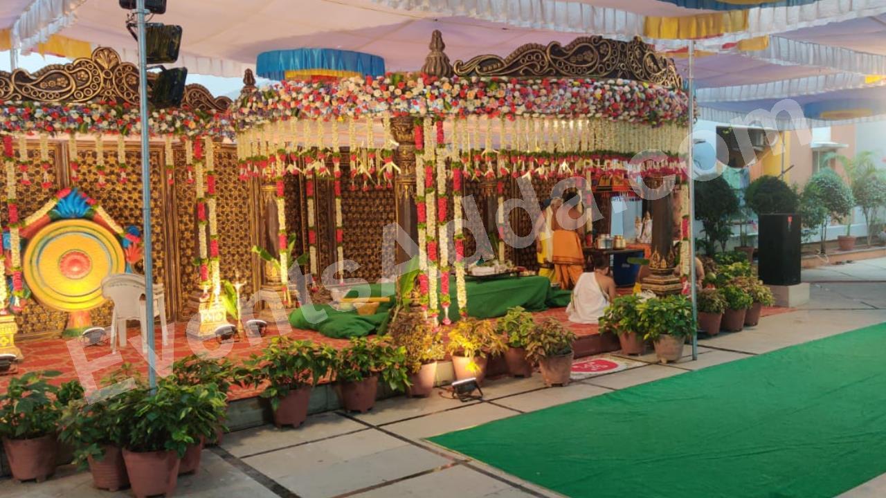 traditional-royal-floral-mandap-decoration-2.jpg