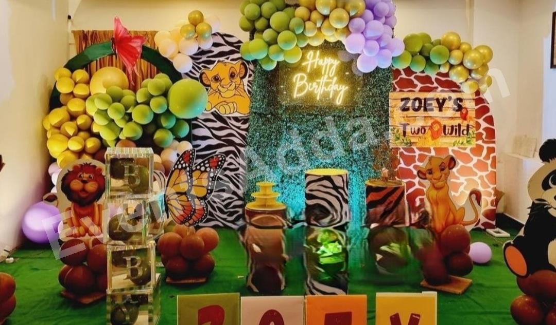 two-wild-jungle-safari-theme-birthday-decoration-2.jpg
