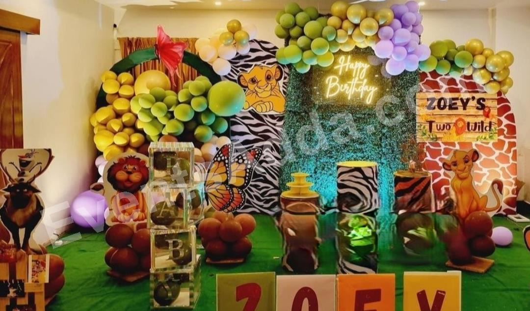 two-wild-jungle-safari-theme-birthday-decoration-3.jpg