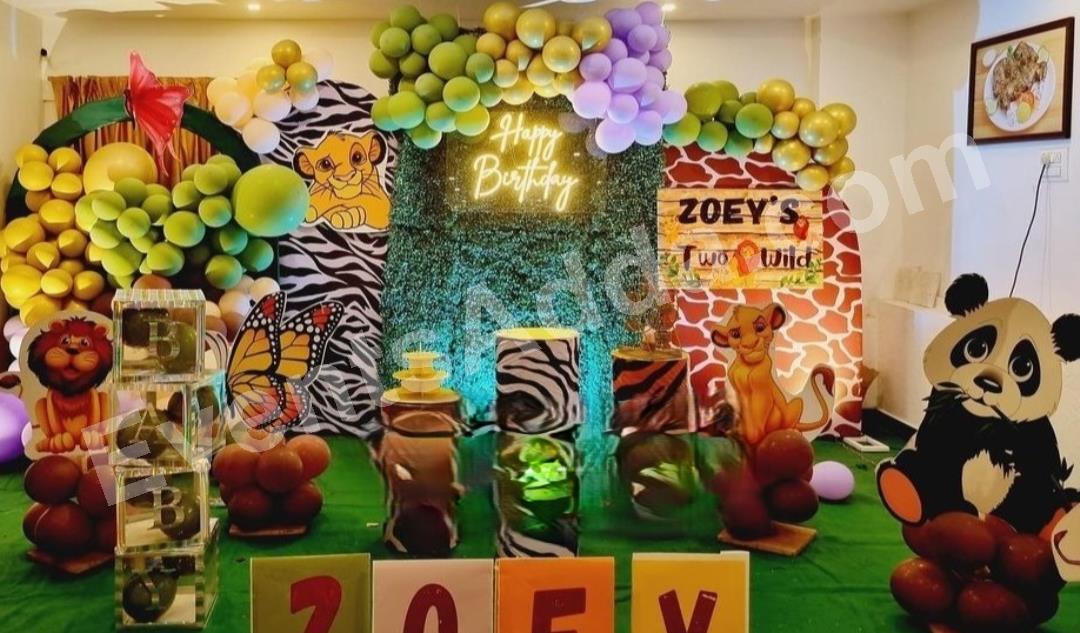 two-wild-jungle-safari-theme-birthday-decoration-4.jpg